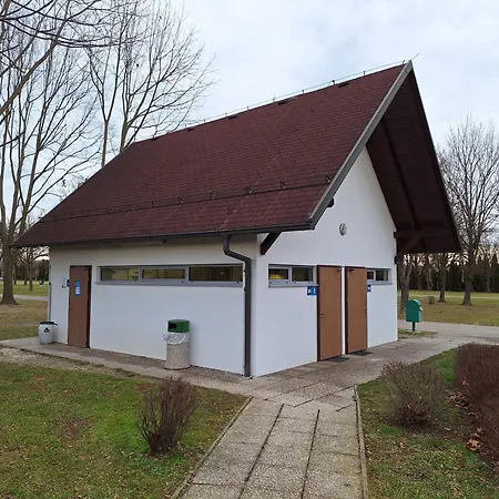 Pocitniska Kamp Hiska Ales, Terme 3000, Bivanje S Kopalnimi Kartami * モラフスケ・トプリツェ